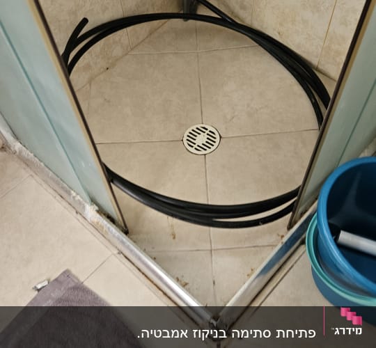 צינור שחור במקלחת עם ניקוז